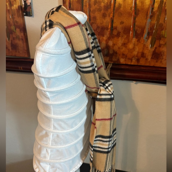 Nice winter scarf looks like Burberry made in Germany🧣